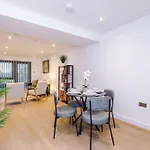 Flat 27 Axis - 2 Bed, Modern Apartment, Free Parking