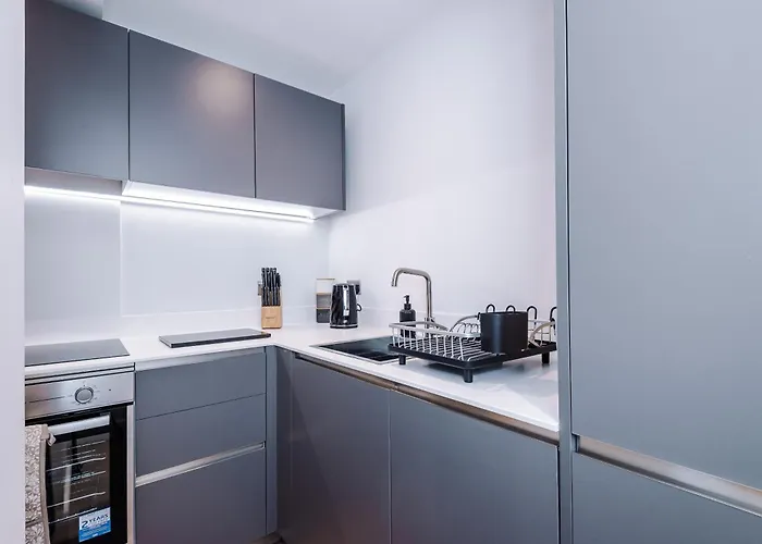 Flat 27 Axis - 2 Bed, Modern Apartment, Free Parking * Лідс